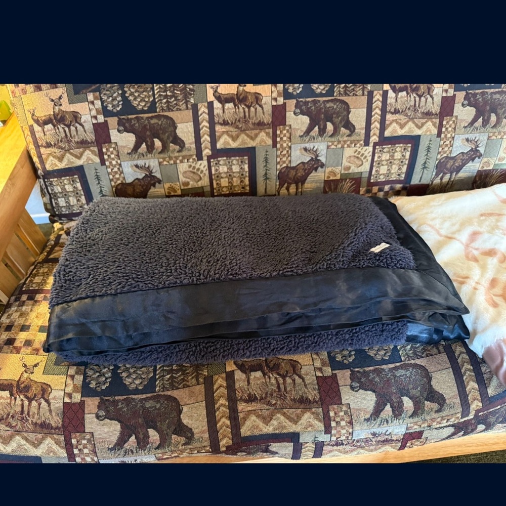 Giraffe At Home Blanket - Navy